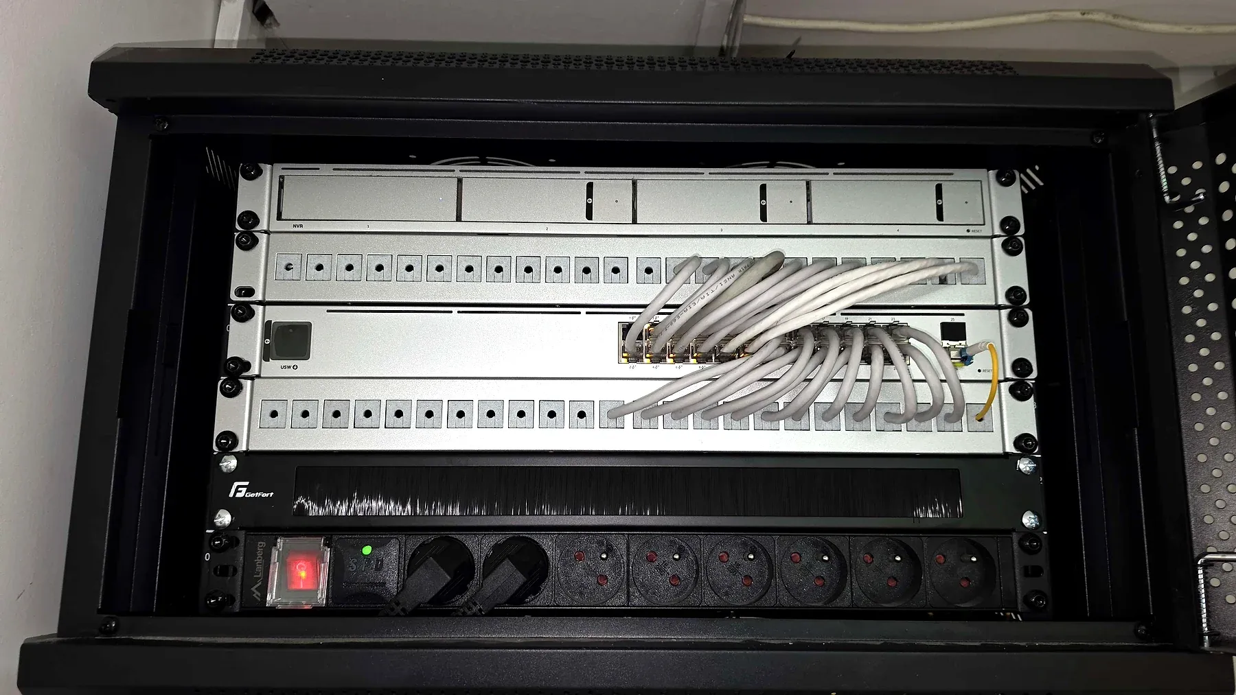 Szafa teleinformatyczna z rejestratorem NVR, switchem i panelem krosowym, realizacja HexaWatch